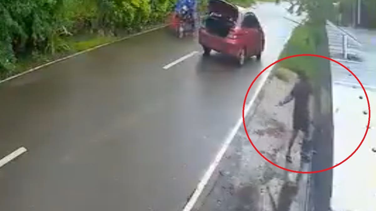 ¡De locos! Mujer lanza palo a un auto y el conductor le responde rompiendo los vidrios de su casa