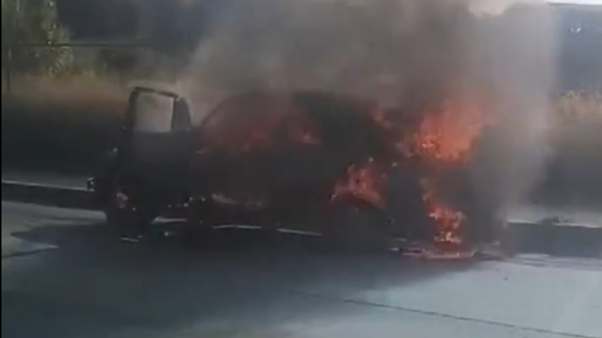 ¡Vochito en llamas! Vehículo se incendia en calles de Puebla y queda en cenizas