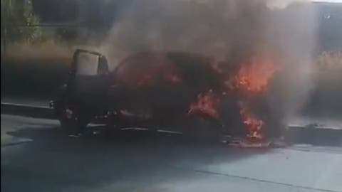 ¡Vochito en llamas! Vehículo se incendia en calles de Puebla y queda en cenizas