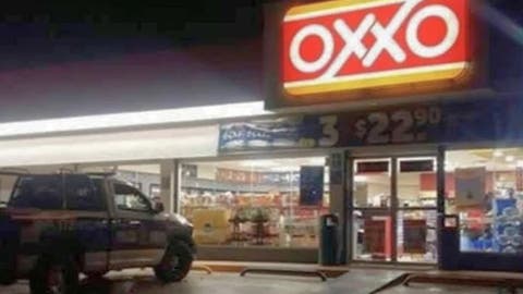 Con armas de fuego, delincuentes encañonaron a trabajadores y clientes en un Oxxo en Puebla