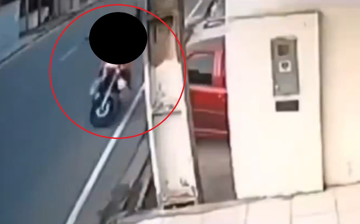 ¡Impactante tragedia! Motociclista muere al instante en brutal choque con poste eléctrico.  [VIDEO FUERTES IMÁGENES]