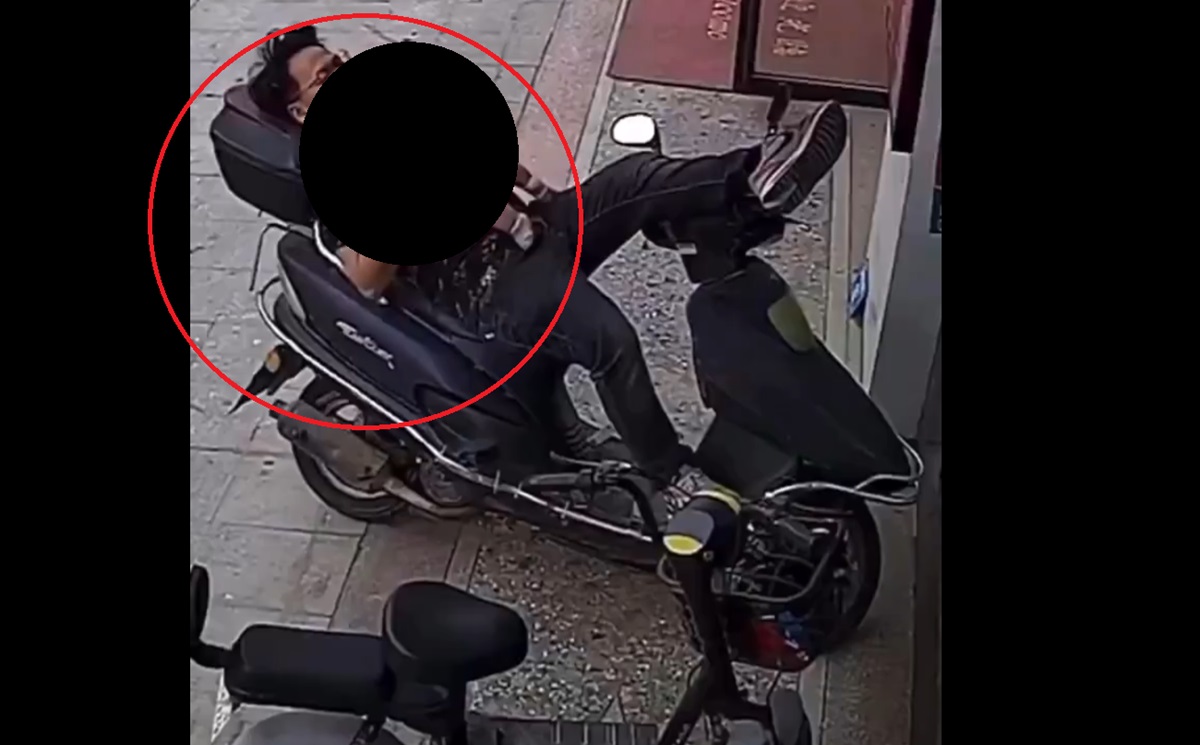 ¡De infarto! Hombre cae de motocicleta mientras sostiene a su bebé y desata polémica en redes