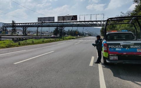 Otra vez, poblano intenta lanzarse de puente en Periférico Ecológico y desata operativo policiaco