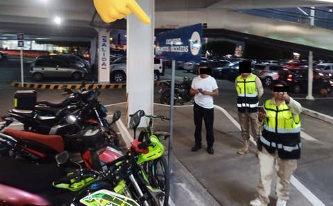 ¡Increíble! Mujer sufre acoso por seguridad privada en Plaza Crystal por estacionar su bici… ¡en el área de bicicletas!
