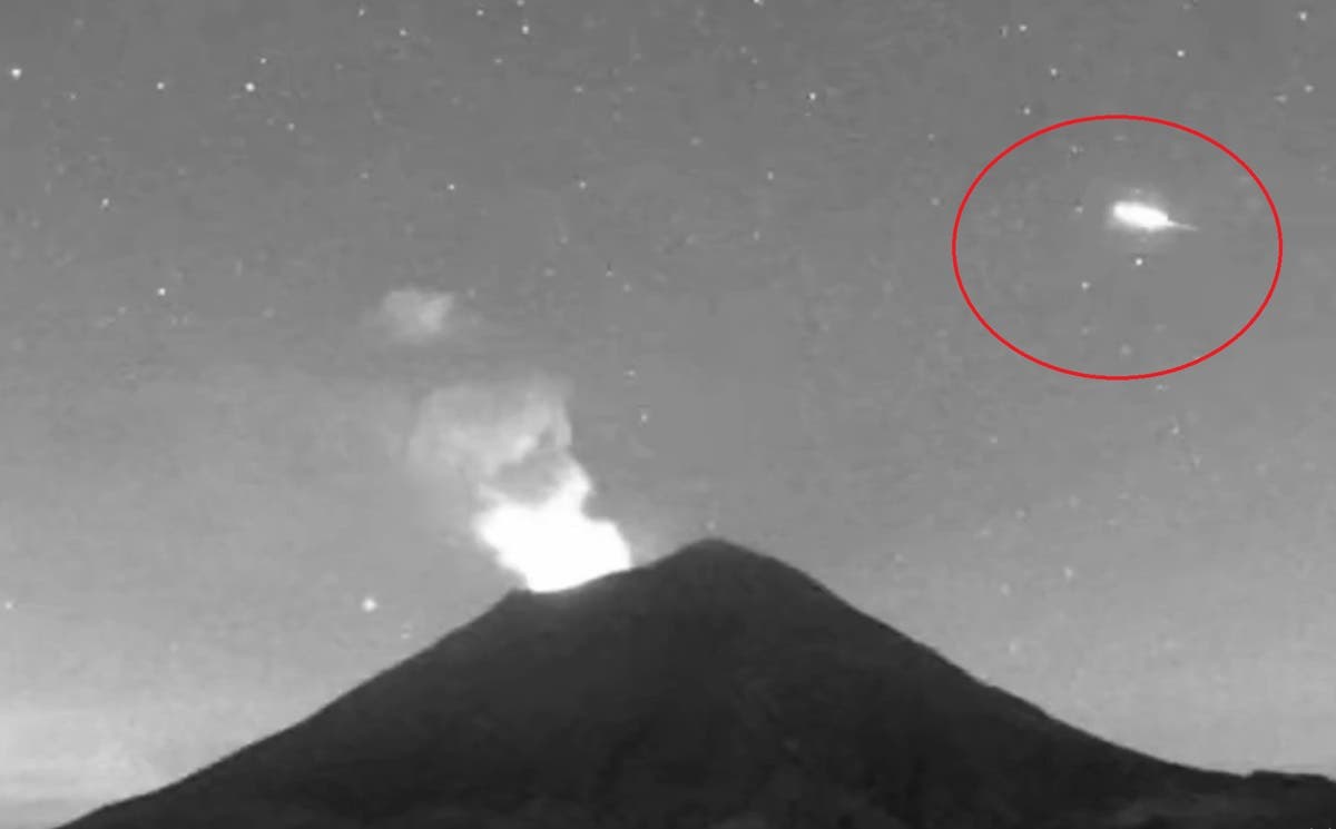 ¡Impactante! VIDEO Enorme luz atraviesa el cielo sobre el volcán Popocatépetl y enciende teorías