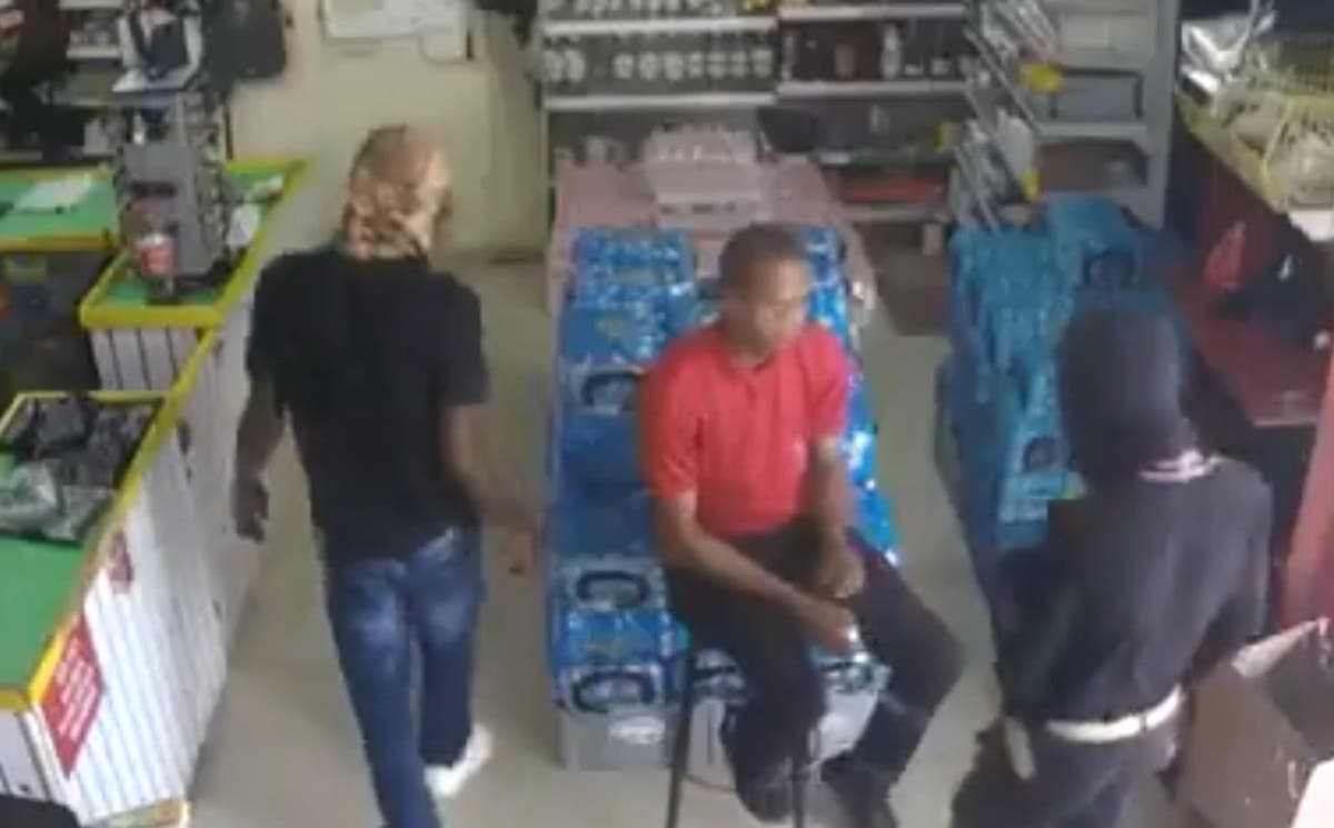 ¡Se les volteó la jugada! Ladrones intentan asaltar tienda y acaban baleados por el dueño