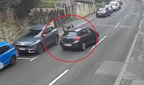 VIDEO ¡De película! Mujer intenta detener su auto en movimiento y termina arrastrada