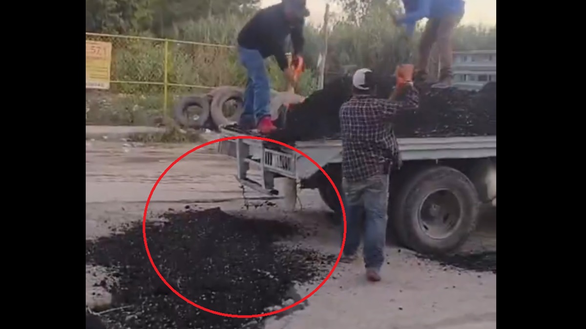 ¡Otra vez los vecinos hacen el trabajo! Poblanos tapan baches de su colonia con coperacha