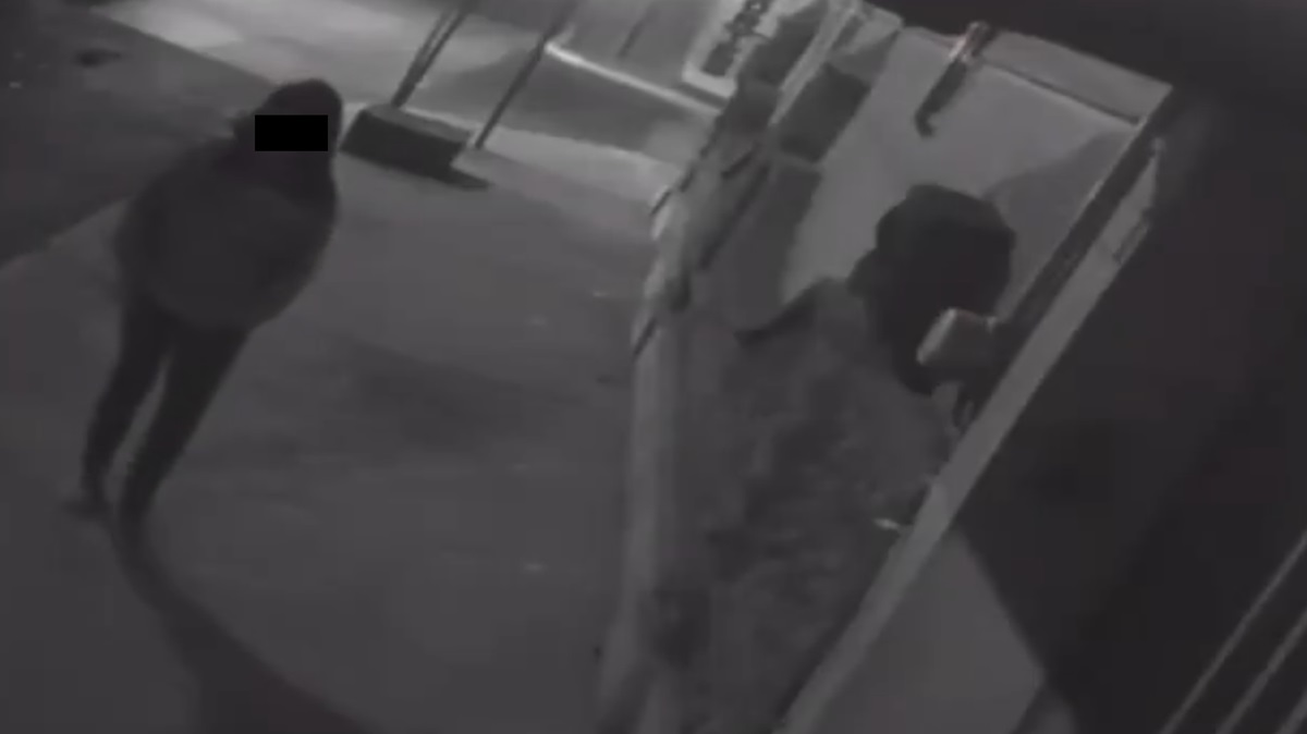 VIDEO Insólito: una poblana fue captada “haciendo sus necesidades” frente a una vivienda en la colonia Santa María