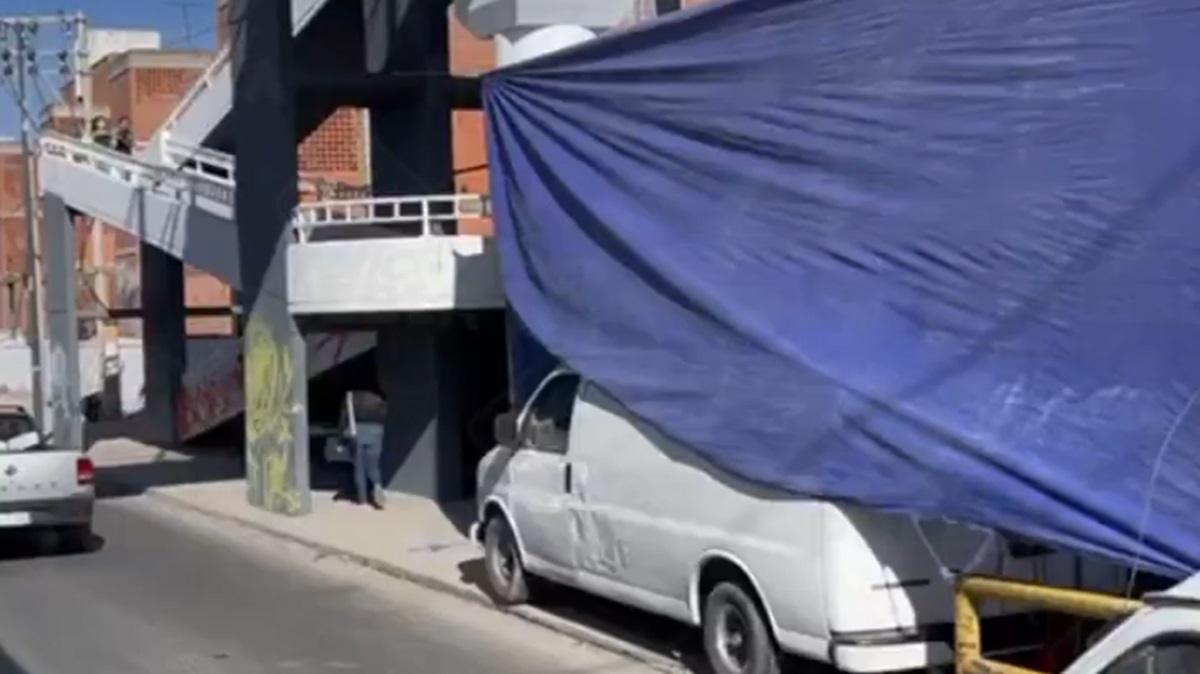 ¡El colmo! Banqueta invadida por ambulantes y hasta una camioneta sin placas en el Periférico Ecológico