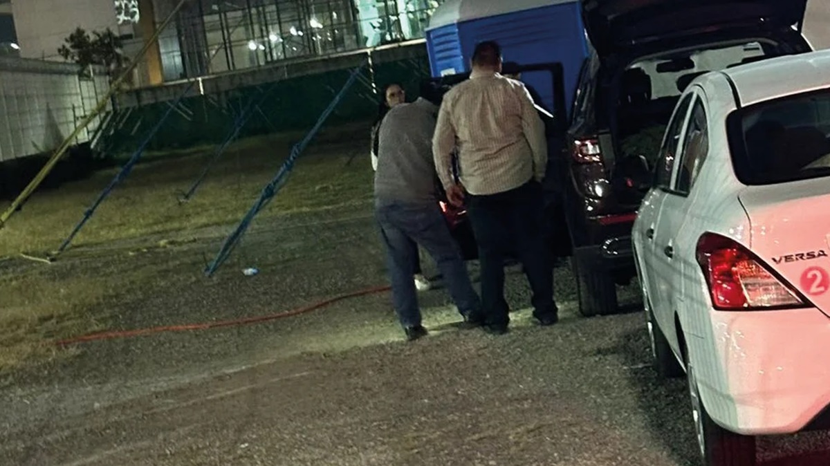 ¡Cuidado! Poblana sufre un cristalazo a su auto en bazar navideño “Alpinia” de Angelópolis