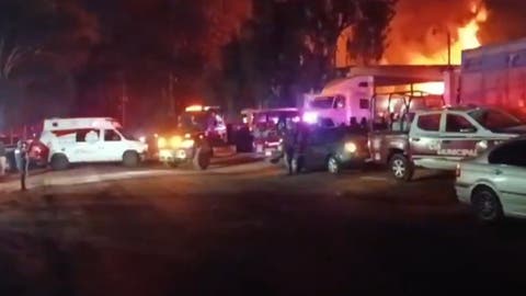 ¡Fuego arrasa con bodega de transporte en Tlalancaleca! Movilización masiva y cierre de la México-Puebla (VIDEO)