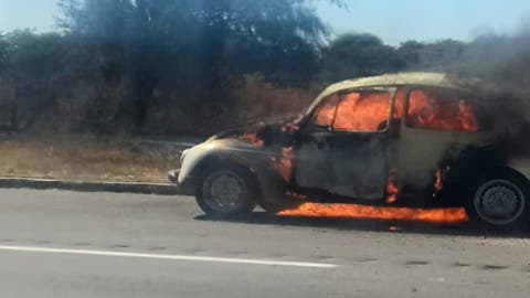 ¡Otro vochito ardiendo! Se incendia en plena autopista México-Puebla