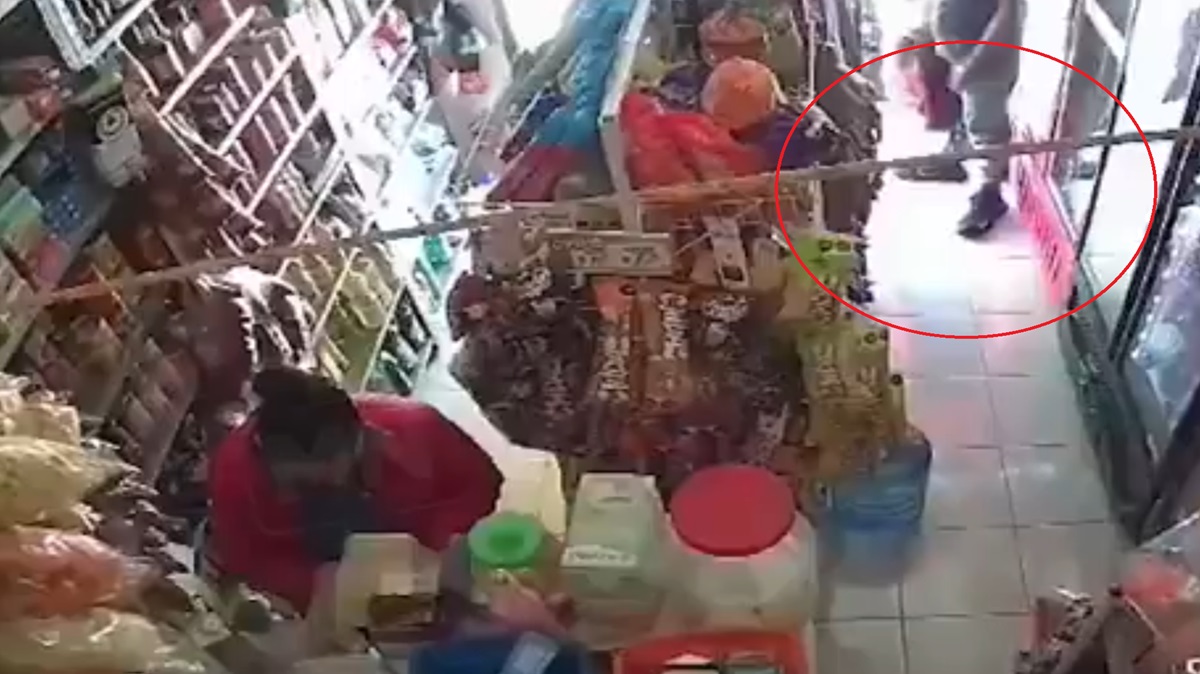¡Terror en Puebla! Encañonan a empleada durante violento asalto a miscelánea