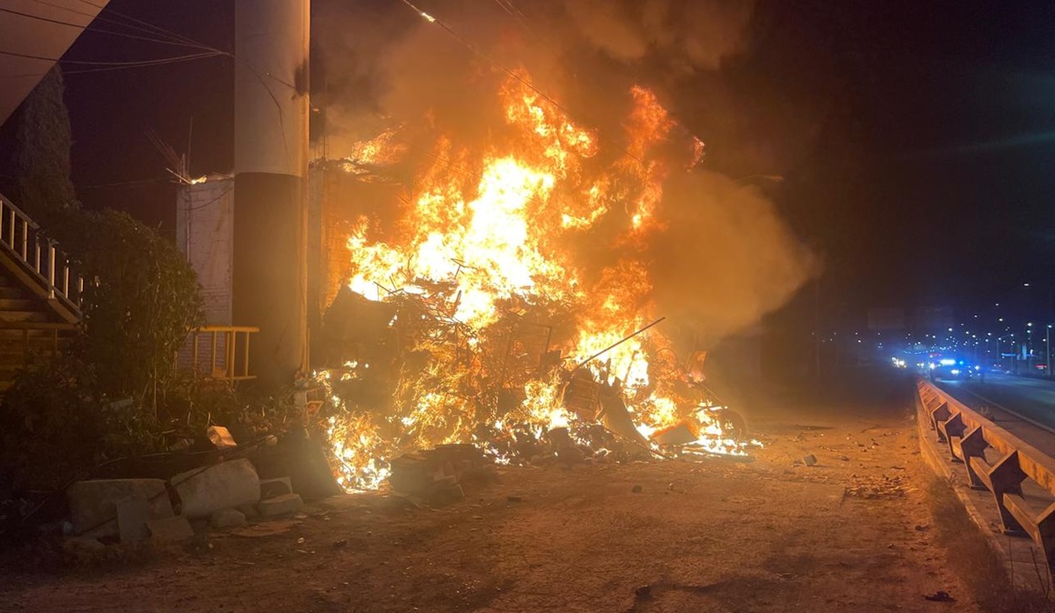 Feroz incendio consume predio de reciclaje en el Periférico Ecológico: Bomberos tardaron seis horas en sofocarlo