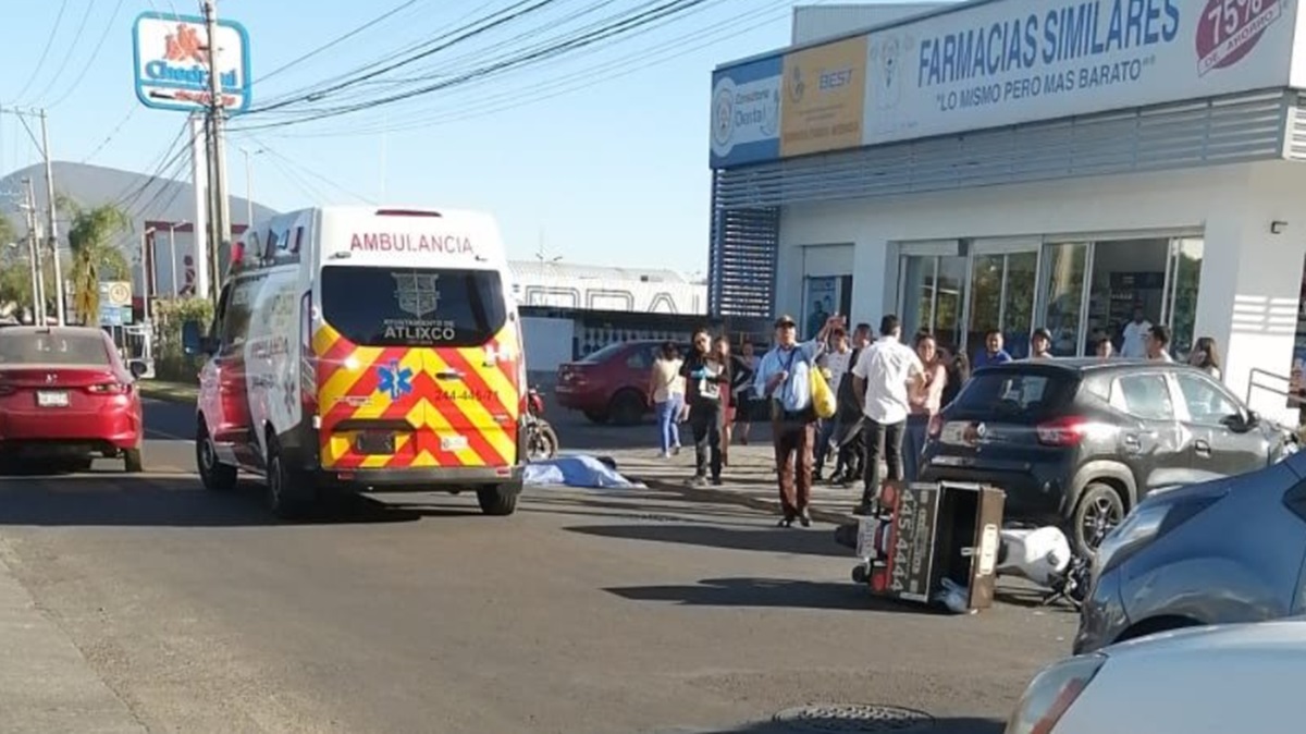 VIDEO: Imprudencia mortal en Puebla; conductor se pasa el alto y mata a repartidor de tacos La Oriental