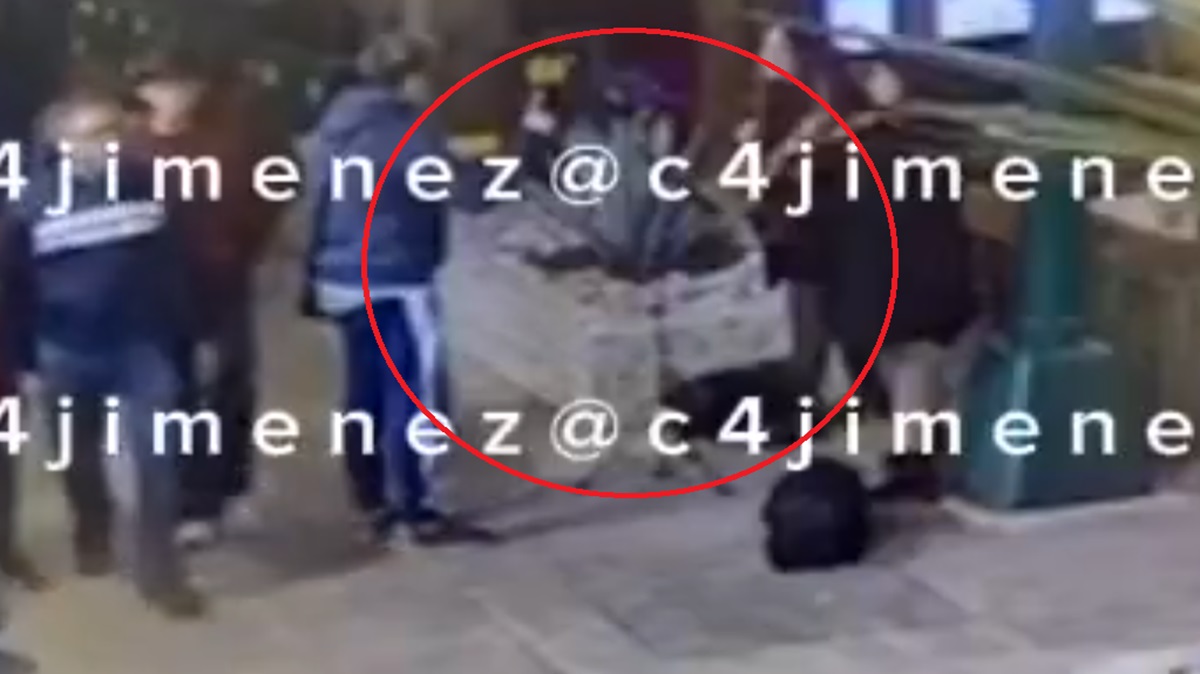 Hombre insulta a violinistas callejeros y termina golpeado por héroe sin capa en restaurante