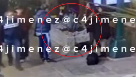 Hombre insulta a violinistas callejeros y termina golpeado por héroe sin capa en restaurante