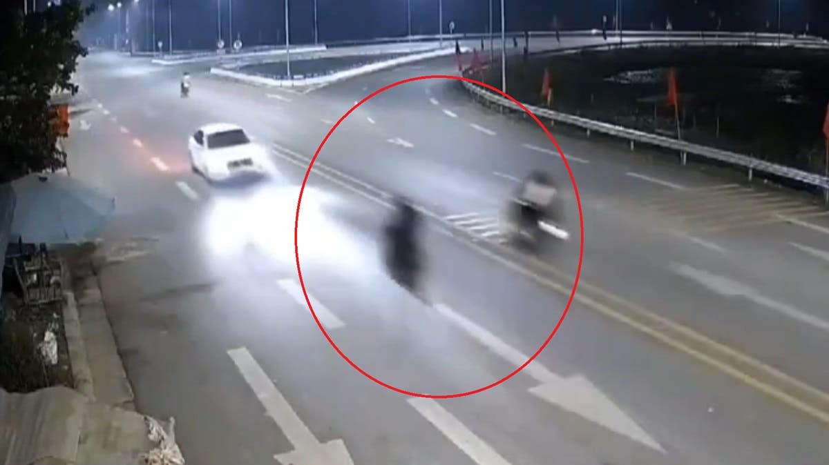 Brutal accidente: ¡Motociclistas jugando carreras terminan en tragedia! Se estrella con todo y acompañante