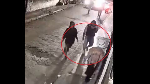 ¡INDIGNANTE! Golpean y asaltan a un viejito entre cinco sujetos