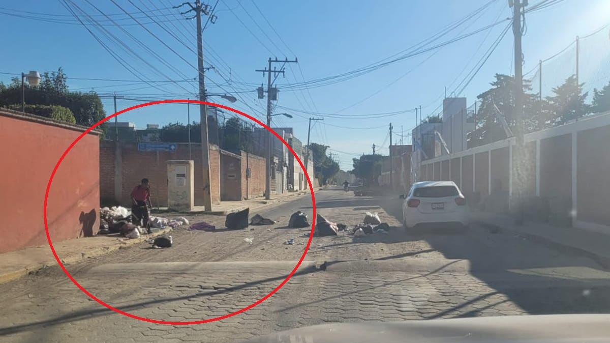 VIDEO ¡Cuidado! Lanzan bolsas de basura a peatones en calles de Puebla