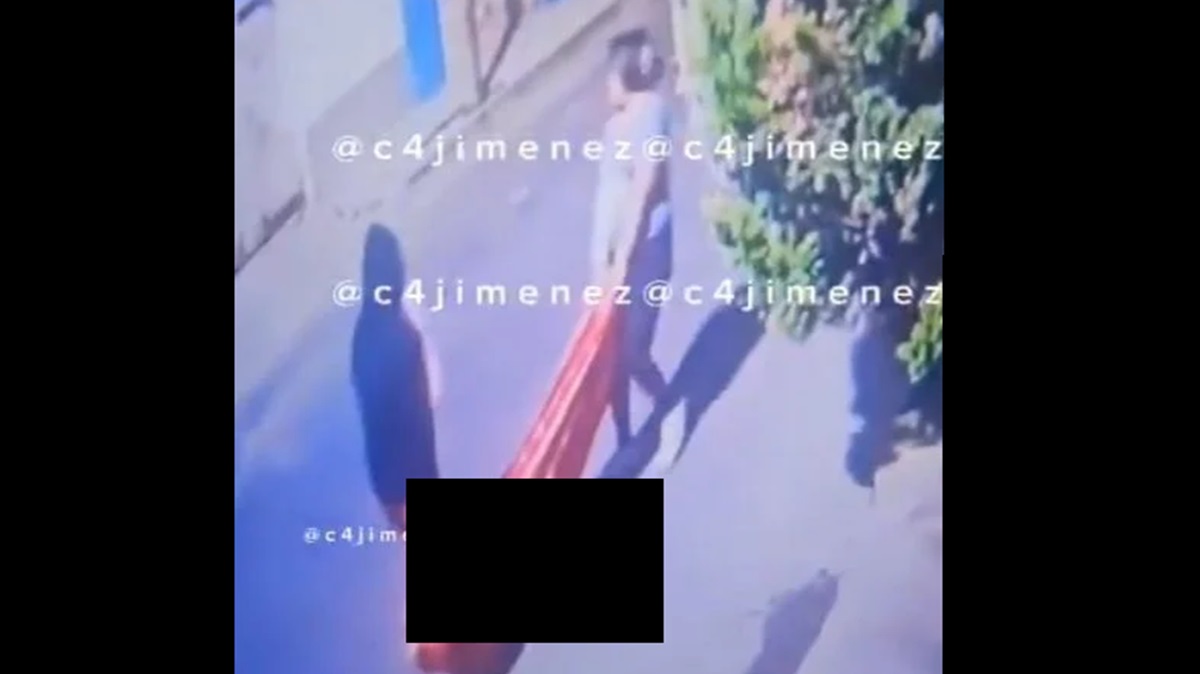 ¡Tétrico! Mujer y su ex arrastran cadáver de su esposo en plena calle (VIDEO)