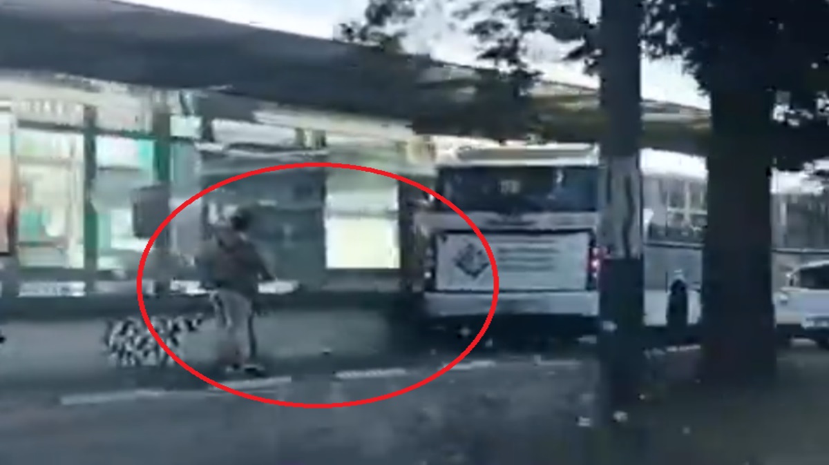 Imprudencia en 11 Sur: Poblano en patín eléctrico circula en carril exclusivo del Metrobús sin equipo de seguridad.