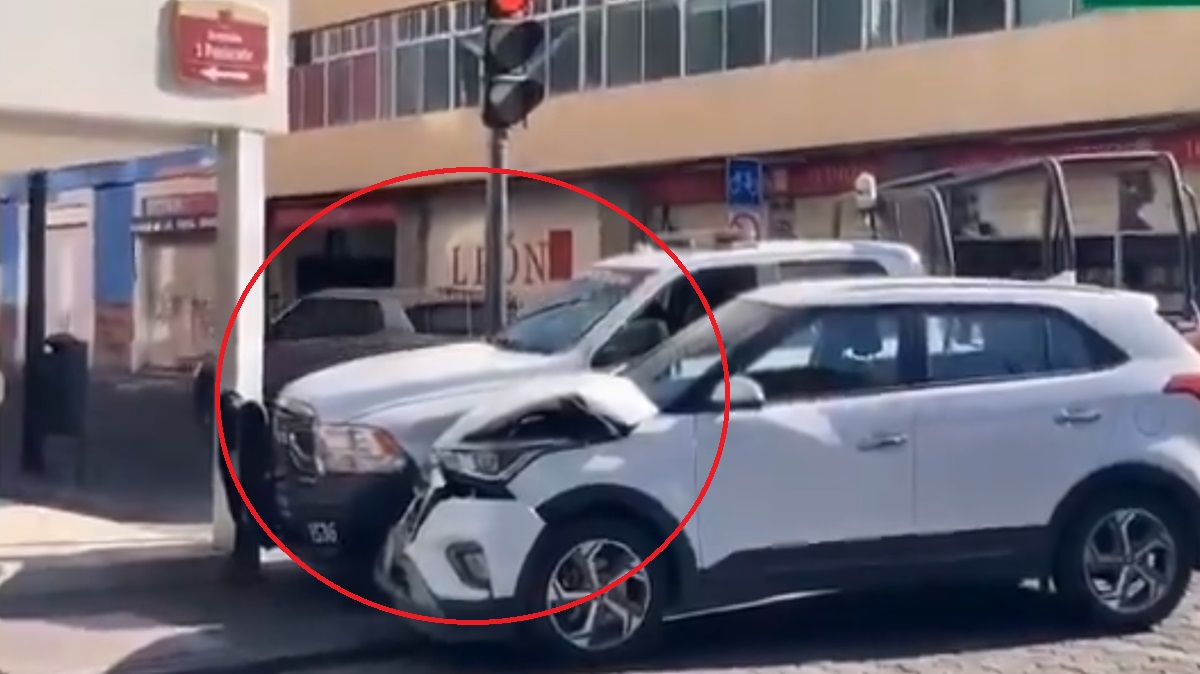¡Otra vez policías poblanos chocan en Puebla! Patrulla estatal impacta con camioneta particular.
