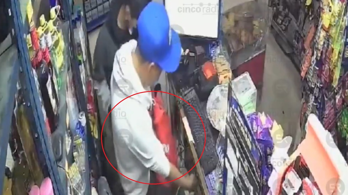 VIDEO ¡Insólito! “Ladrón ecológico” usa su bolsa para asaltar tienda en Bosques de San Sebastián.