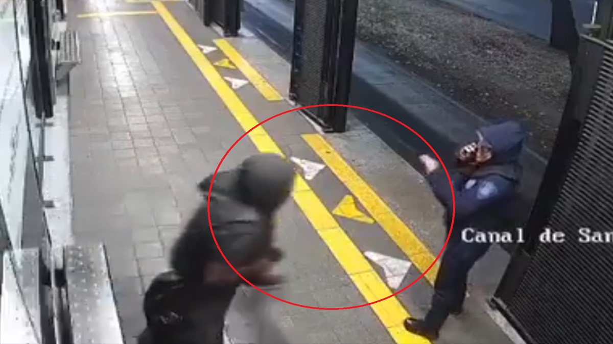 DE TERROR Un hombre lanzó a una mujer policía al paso de un Metrobús VIDEO