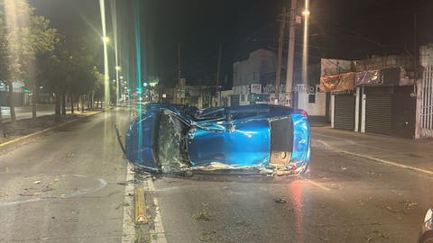 ¡Impactante accidente en Puebla! Vehículo vuelca y derriba árbol en la 11 Sur