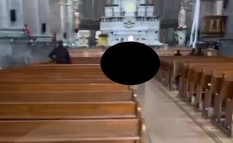 ¡Insólito! VIDEO Hombre sin ropa irrumpe en una iglesia del Centro Histórico de Puebla