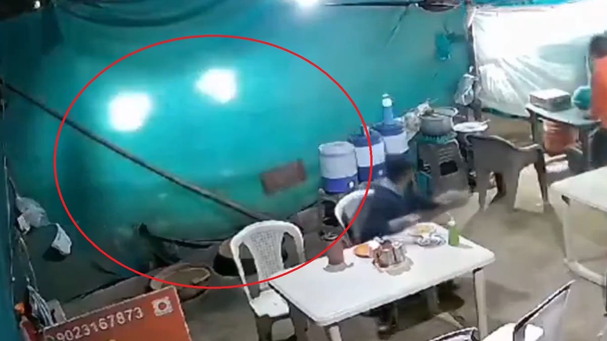Nuevo miedo desbloqueado: Auto pierde el control y atropella a comensales en puesto de pollo (VIDEO)