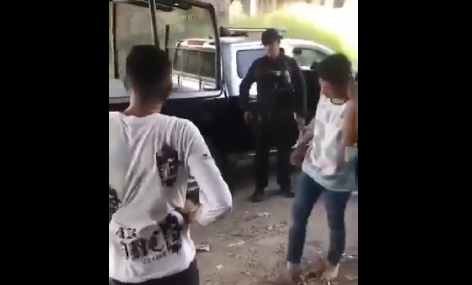 Escándalo: Policías obligan a supuestos delincuentes a besarse y golpearse “por diversión”