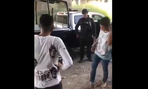 Escándalo: Policías obligan a supuestos delincuentes a besarse y golpearse “por diversión”