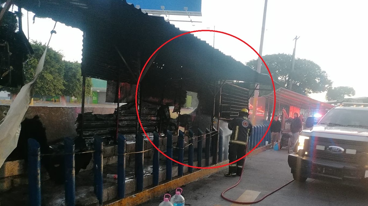 ¡Lunes de Caos en Puebla! Indigente provoca incendio que consume puesto ambulante frente a Sam’s Club de la CAPU