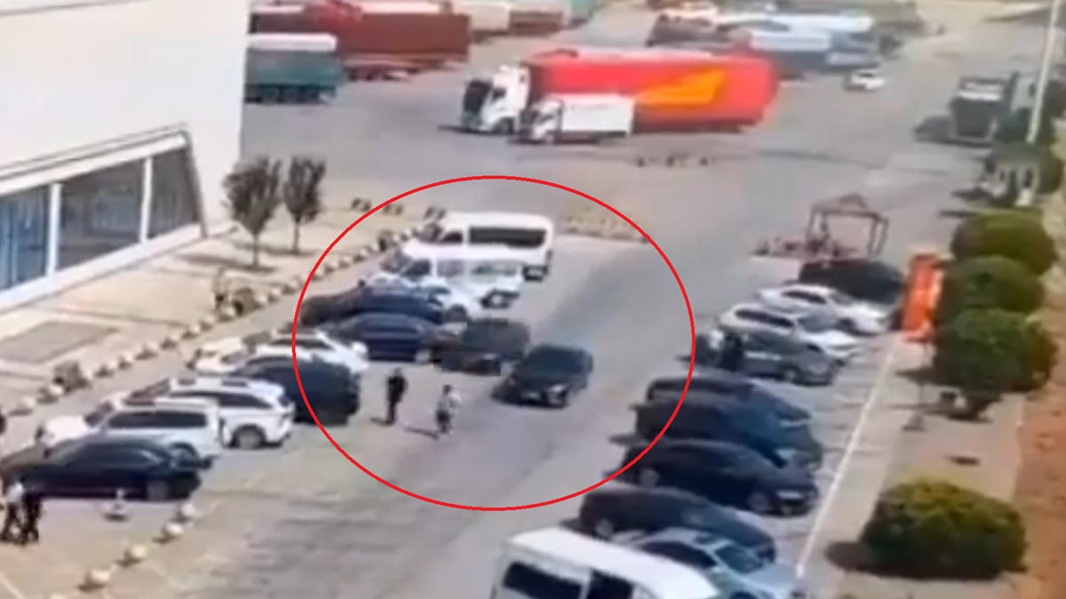 ¡No apto para sensibles! Un hombre que cruzaba la calle junto a su amigo fue brutalmente atropellado por un coche a exceso de velocidad.