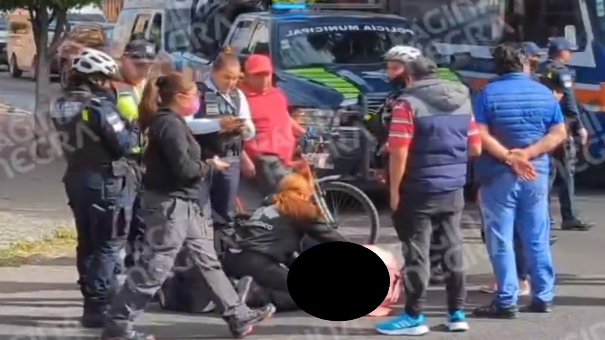 Lunes CAOTICO en Puebla ¡Impactante! Ciclista es atropellada por un auto en El Carmen (VIDEO)