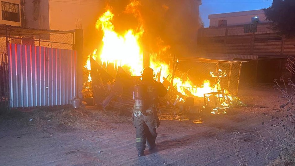 ¡Última Hora! Otra vez: Fuerte incendio arrasa con inmueble lleno de material reciclado en Fuentes de San Bartolo