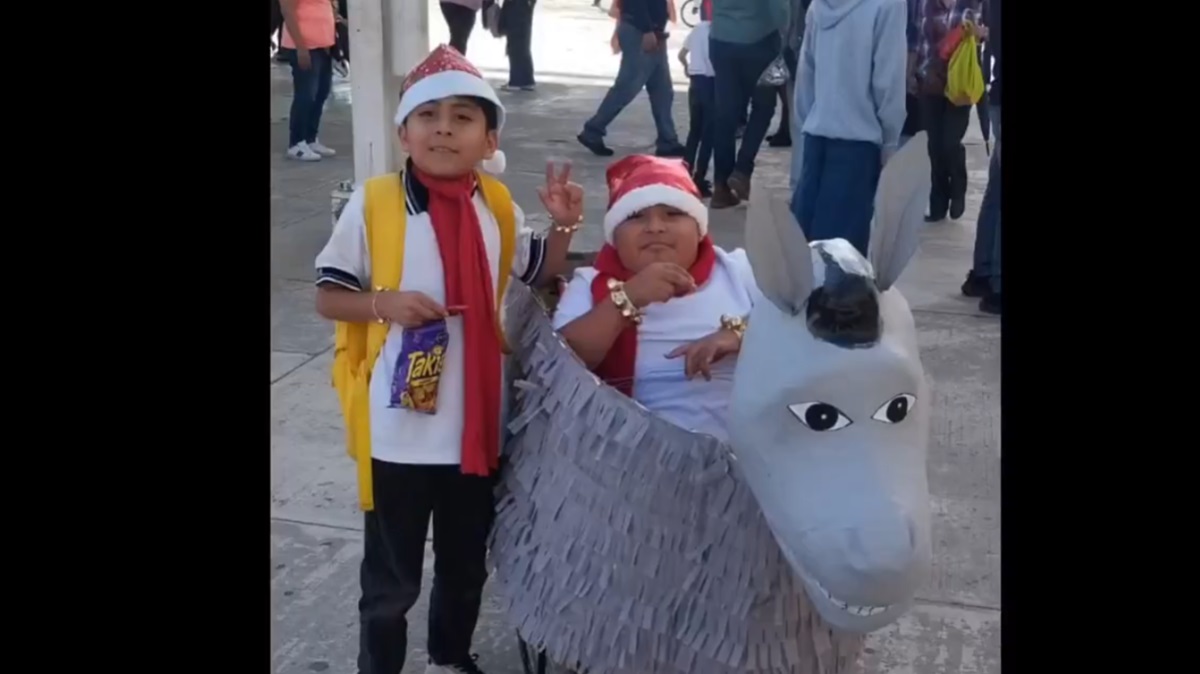 ¡El Burrito Sabanero más original! Niño poblano en silla de ruedas deslumbra en festival navideño.