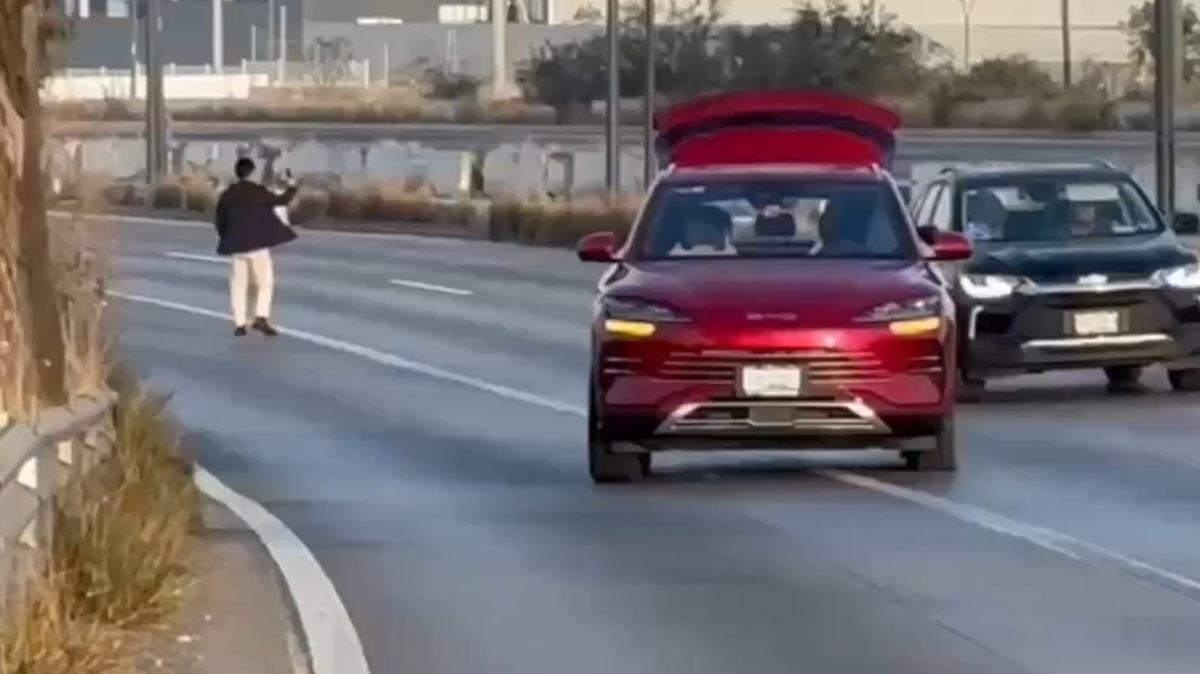 En plena navidad; Poblano se queda dormido en su camioneta y provoca caos en el Periférico
