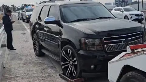 ¡Misterio en el Periférico! Encuentran camioneta con placas alteradas y sin rastro del conductor