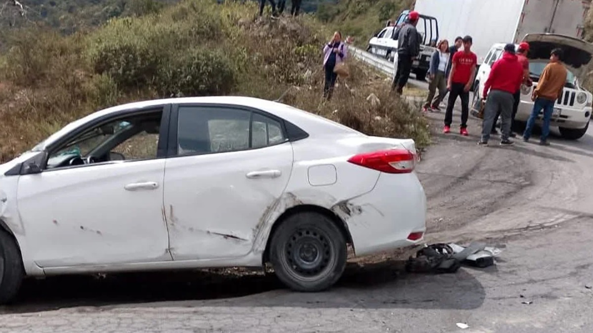 Choque entre autos y tráiler paraliza la Orizaba-Tehuacán