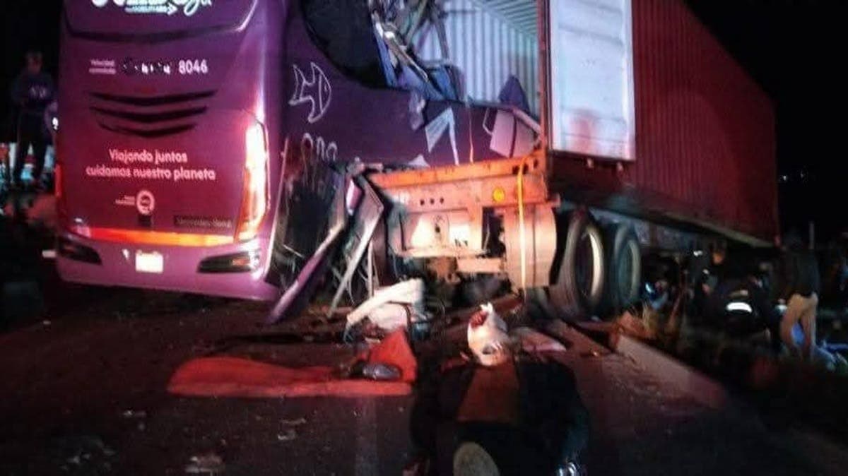 VIDEO Tragedia en las carreteras: Siete fallecidos en aparatoso accidente de un ADO en la carretera Xalapa-Perote.