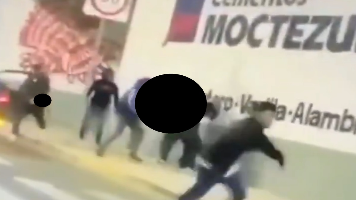 ¡Inseguridad en Puebla! Captan asalto e intento de secuestro a jóvenes bajando de un Uber. Testigos denuncian que una patrulla pasó y no ayudó.