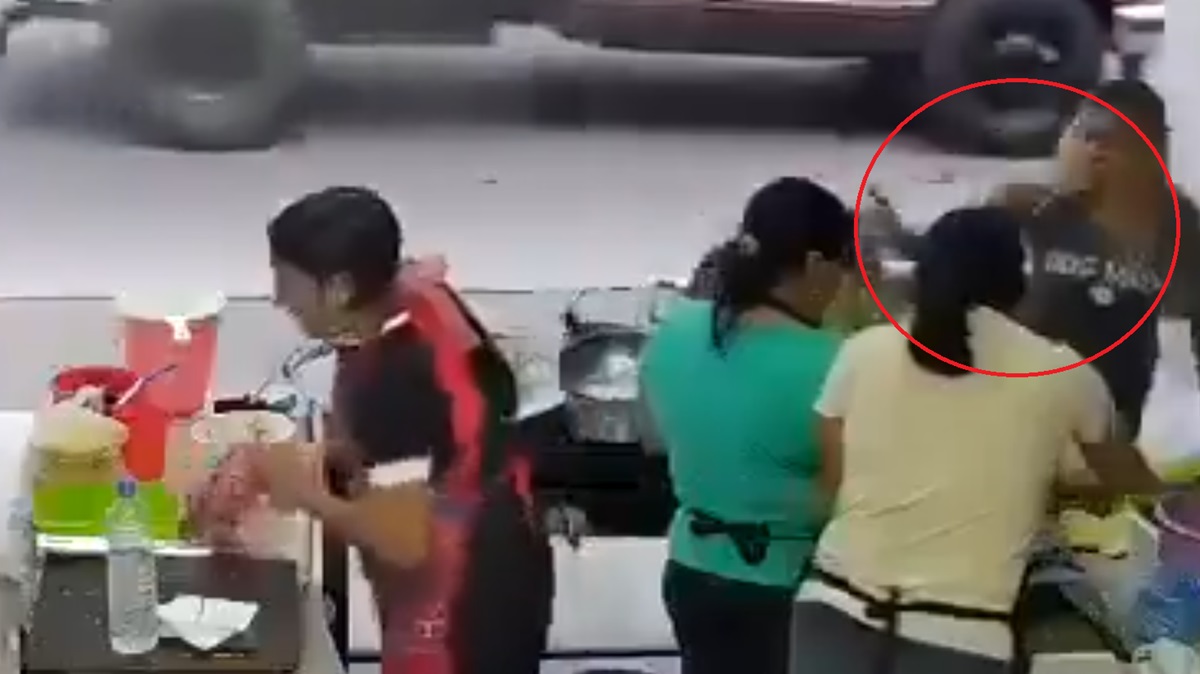 VIDEO Mujer arroja cazo de aceite hirviendo a empleada en Xalapa; sufre graves quemaduras
