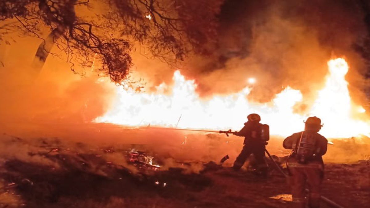 ¡Impresionante incendio! Más de 100 llantas ardieron en llamas esta noche en la colonia Cleotilde Torres.