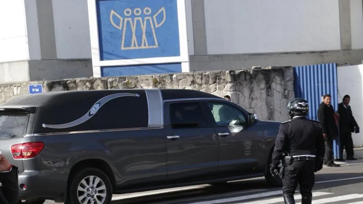 ¡Ni el luto respetan! Cristalazo a coche frente a Valle de Los Ángeles; vecinos exigen seguridad