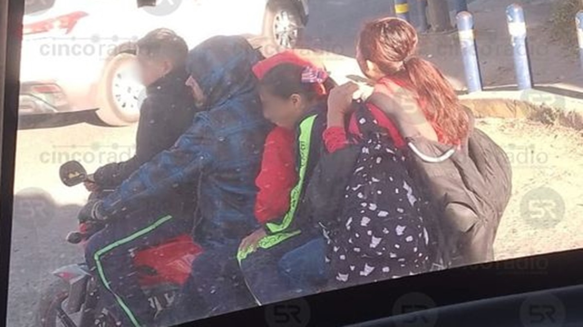 ¡De no creer! Familia entera en moto: 5 personas a bordo captada en calles de Puebla