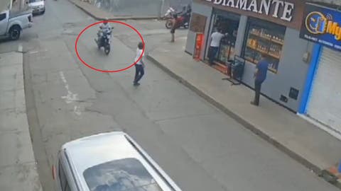 ¡Impactante! Motociclista atropella a profesora de 65 años en pleno exceso de velocidad